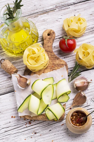 Ingredientes para cocinar pasta con verduras - espaguetis, calabacín, tomates, ajo, romero, pimienta —  Fotos de Stock