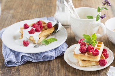 Altın ev yapımı taze krema ve ahududu ile kahvaltıda gözleme