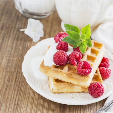 Altın ev yapımı taze krema ve ahududu ile kahvaltıda gözleme