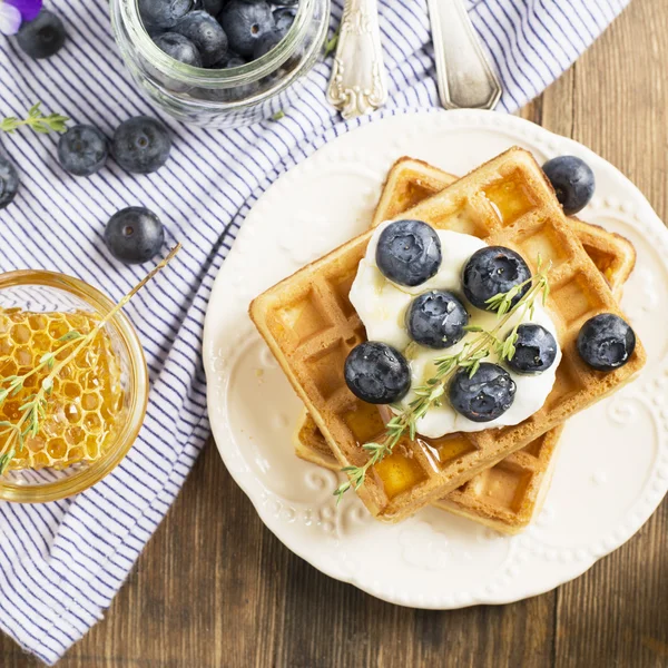 Gaufres fraîches croustillantes faites maison pour le petit déjeuner aux bleuets — Photo