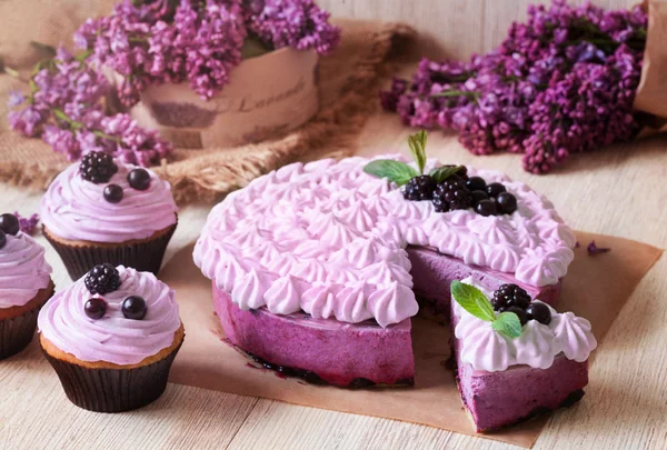 Zelfgemaakte blackerry paarse souffle taart. — Stockfoto