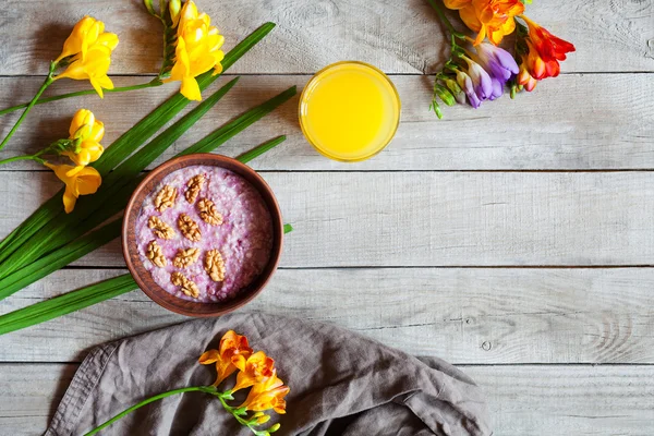 빈티지 테이블에 밝은 아침 분위기와 건강 한 아침 식사 — 스톡 사진