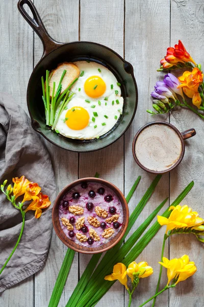 Hälsosam kost frukost med våren morgon humör, stekt ägg — Stockfoto