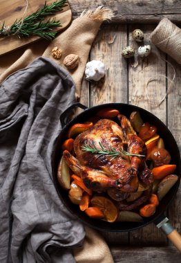 Kızarmış tavuk, kahverengi gevrek deri ile çeşitli sebze dolması