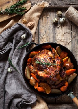 Mangalda tavuk, sebze ile doldurulmuş gevrek kahverengi deri