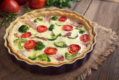 Brokoli, pastırma, peynir ve domates ile quiche lorraine tart pasta