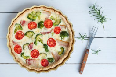 Klasik quiche lorraine pasta brokoli, peynir ve domates ile