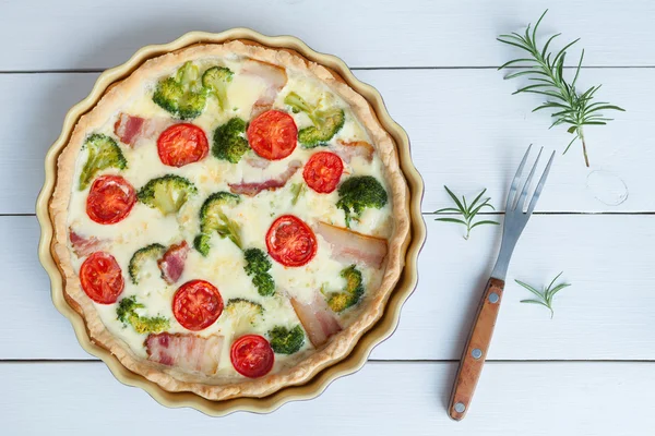Классический пирог с лорейном с брокколи, сыром и помидорами — стоковое фото