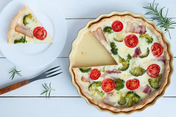 Torta de lorena de quiche clássica fatiada com brócolis, queijo e tomate — Fotografia de Stock