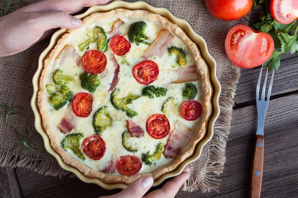 Torta clássica de quiche lorraine com brócolis, bacon e tomate — Fotografia de Stock