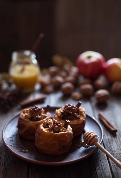 Baked apples sweet healthy dessert with nuts and raisins — Stock Photo, Image