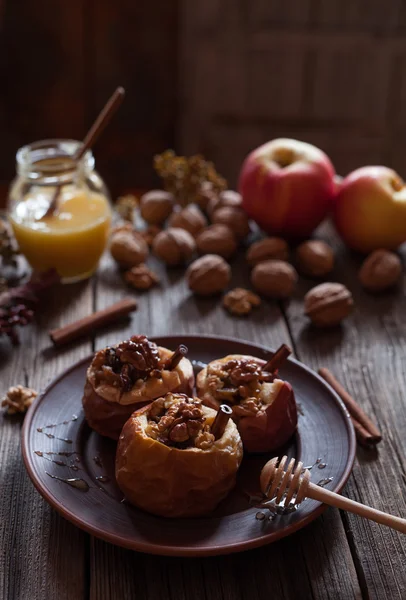 Baked stuffed apples with nuts and raisins in clay dish — Stock Photo, Image