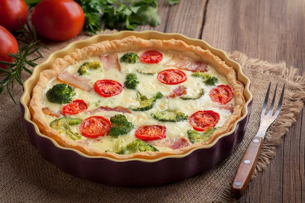 Tarta tradicional casera de quiche lorraine con brócoli, tocino — Foto de Stock