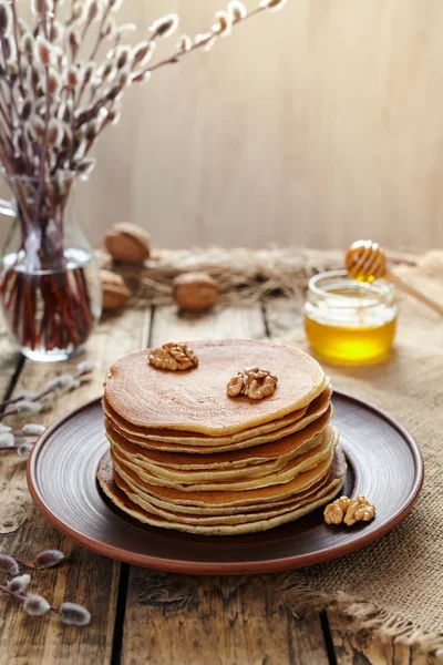 Stapel Pfannkuchen mit Nüssen auf dem Holztisch — Stockfoto