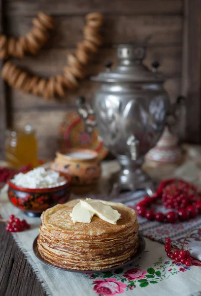 Panqueques caseros tradicionales con mantequilla y miel — Foto de Stock