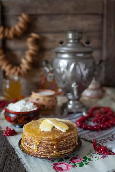 Stos tradycyjne domowe naleśniki z miodem i masłem — Zdjęcie stockowe