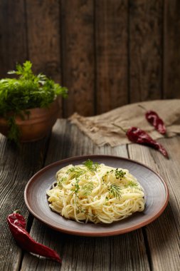 Geleneksel pişmiş spagetti makarna kil çanağı Italyan Mutfagi