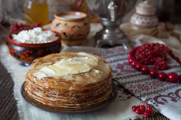 Homemade traditional pancakes with honey, butter and cottage cheese — Stock Photo, Image