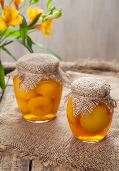 Canned peach compote in glass jars sweet traditional food — Stock Photo, Image