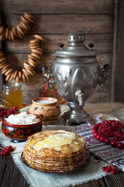 传统的俄罗斯煎饼配奶酪、 牛奶、 面包和茶炊 — 图库照片