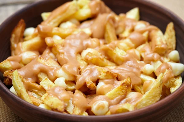 Poutine hausgemachte kanadische Mahlzeit mit Pommes frites, Quark und Soße — Stockfoto