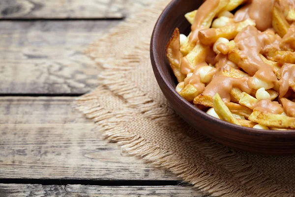 Poutine canadiense comida rápida tradicional casera con papas fritas — Foto de Stock