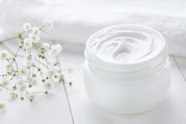 Anti rughe anti-invecchiamento crema cosmetica per la cura della pelle e del viso — Foto Stock