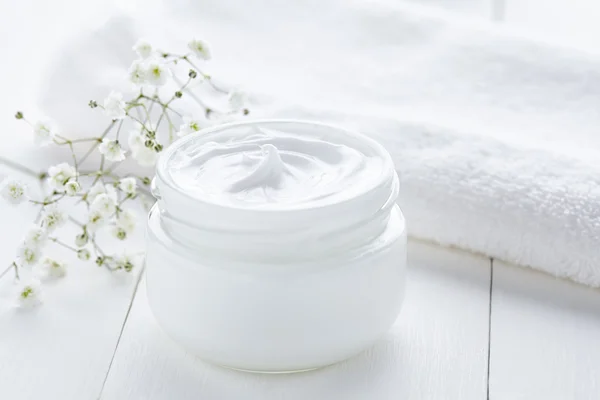Crema facial natural saludable producto cosmético orgánico de bienestar y relajación — Foto de Stock