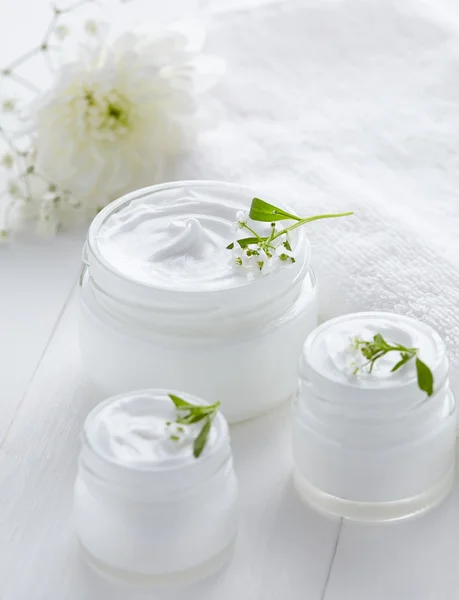 Crema cosmética de cuidado corporal a base de hierbas con flores producto higiénico para el cuidado de la piel — Foto de Stock