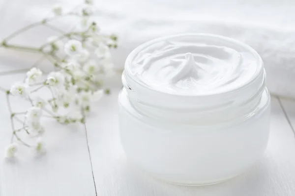 Crema cosmética saludable con flores a base de hierbas higiene facial humedad — Foto de Stock