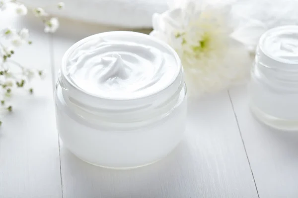 Crema cosmética anti arrugas con flores herbales cuidado de la cara — Foto de Stock
