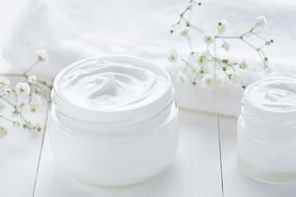 Crema higiénica cuidado de la piel producto bienestar y relajación maquillaje máscara — Foto de Stock