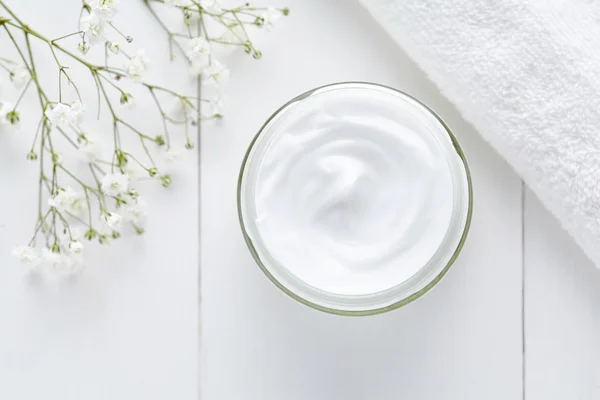 Crema cosmetica naturale per la cura della pelle prodotto benessere e relax trucco Fotografia Stock