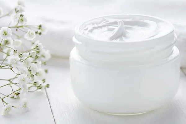 Dermatologia creme cosmético com flores produto higiênico para a pele — Fotografia de Stock