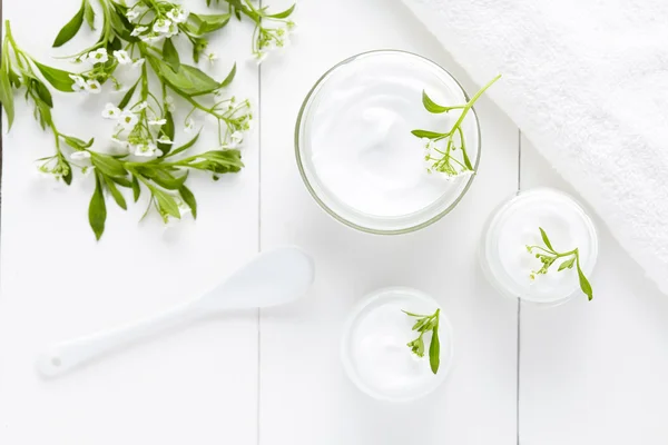 Dermatologia vegetale cosmetica crema igienica con prodotti per la cura della pelle di fiori — Foto Stock