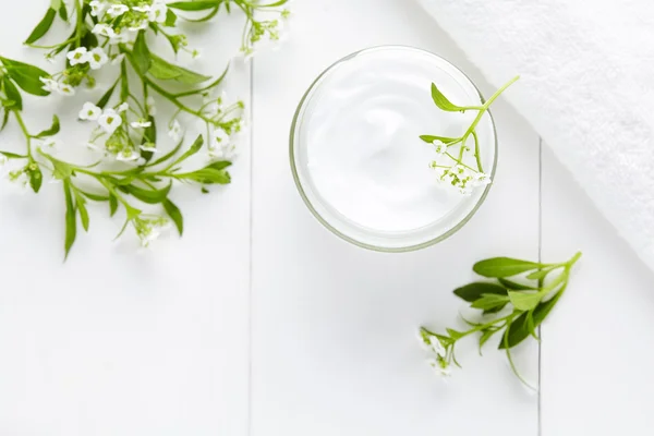 Crema igienica cosmetica naturale alle erbe con prodotti per la cura della pelle ai fiori — Foto Stock