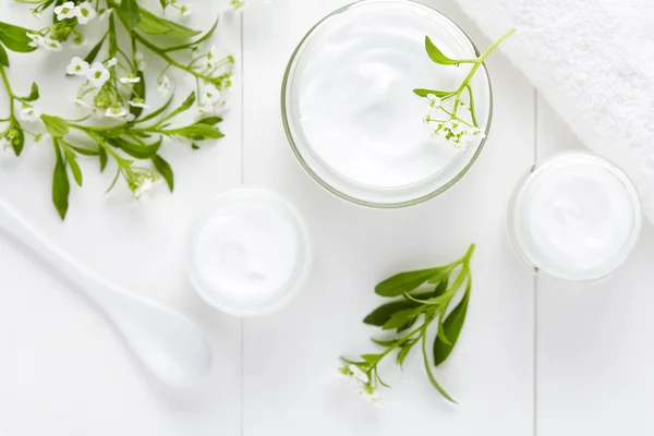 Crema cosmetica per terapie mediche con fiori di erbe prodotto igienico per la cura della pelle — Foto Stock