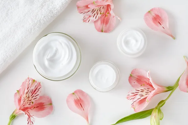 Herbal spa creme cosmético com flores rosa higiênico loção de cuidados da pele — Fotografia de Stock