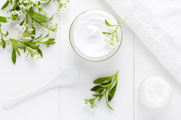 Crema cosmética con flores de hierbas producto higiénico para el cuidado de la piel —  Fotos de Stock