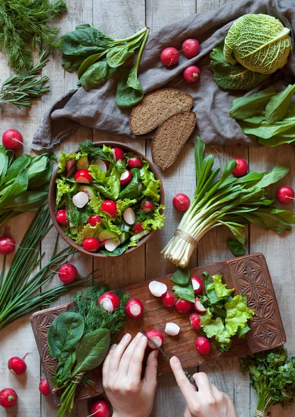 Preparación de ensalada saludable de verduras de primavera con rábano, pepino, col de col rizada —  Fotos de Stock