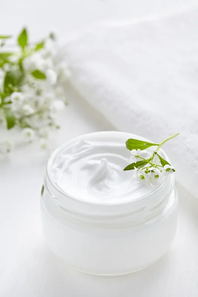 Crema cosmética herbaria médica con flores producto higiénico para el cuidado de la piel — Foto de Stock