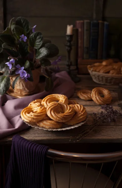 Eclairs o profiterole delicioso postre de pastelería lleno de crema batida — Foto de Stock