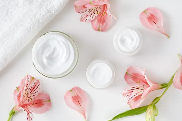 Herbal spa creme cosmético com flores rosa higiênico loção de cuidados da pele Fotografias De Stock Royalty-Free