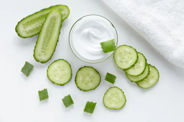 Pepino e aloés creme cosmético rosto, pele, cuidados com o corpo Fotografia De Stock