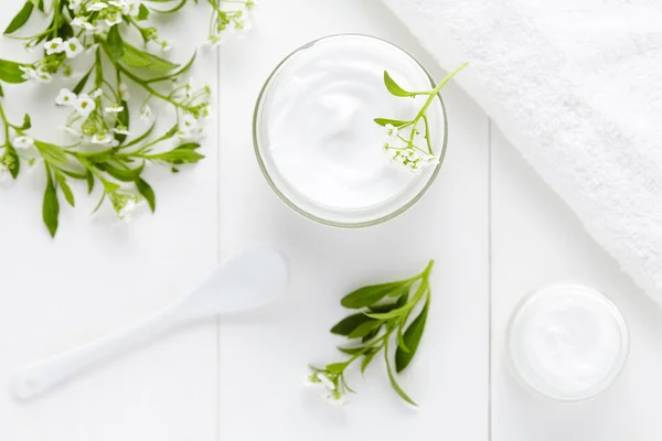 Crema cosmetica con fiori alle erbe prodotto igienico per la cura della pelle Foto Stock