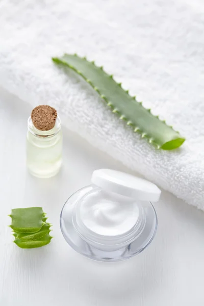 Aloe vera crema cosmetica viso e corpo cura della pelle — Foto Stock