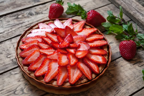 Homemade traditional strawberry tart with mint leaves — Stock Photo, Image