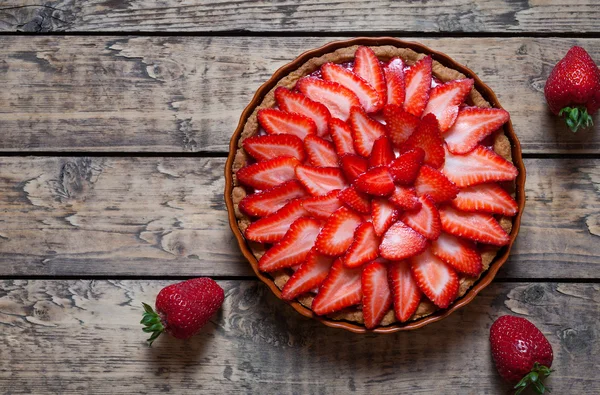 Stroberi tart dengan krim musim panas tradisional kue manis makanan penutup buah — Stok Foto