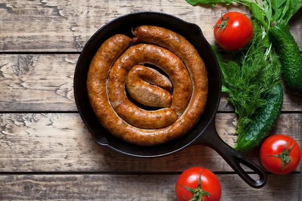 Gegrillte Fleischwurst in gusseiserner Pfanne hausgemachte traditionelle Lebensmittel — Stockfoto