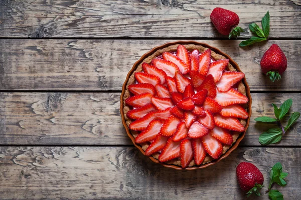 전통적인 민트와 크림 딸기 타르트 여름 달콤한 과자 — 스톡 사진